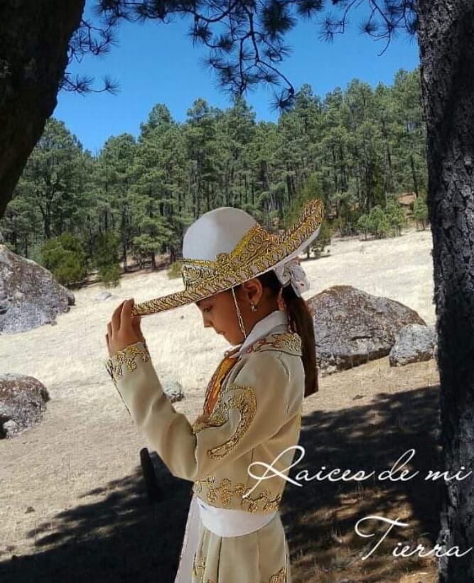 ADRIANA LARES... PARRAL
